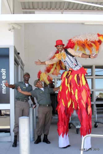 Instructors from Chrysalis Academy in Tokai – and a man on stilts – greeted visitors at the main entrance of Makro’s Milnerton/Montague Garden branch on a colourful Carnival Day.